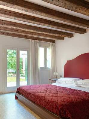 2 Schlafzimmer, Schreibtisch, Bügeleisen/Bügelbrett, Reisekinderbett