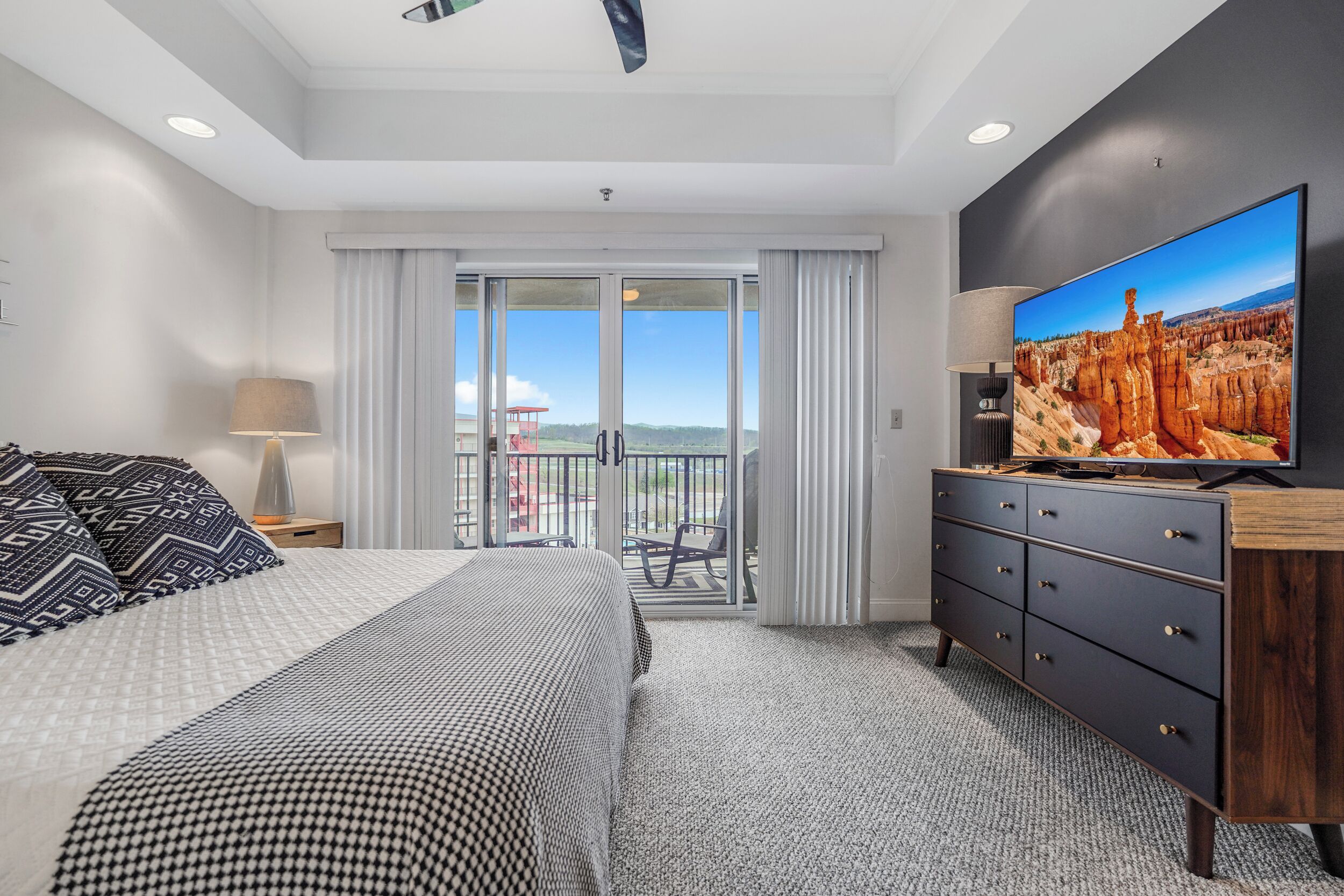 2 bedrooms, internet, bed sheets