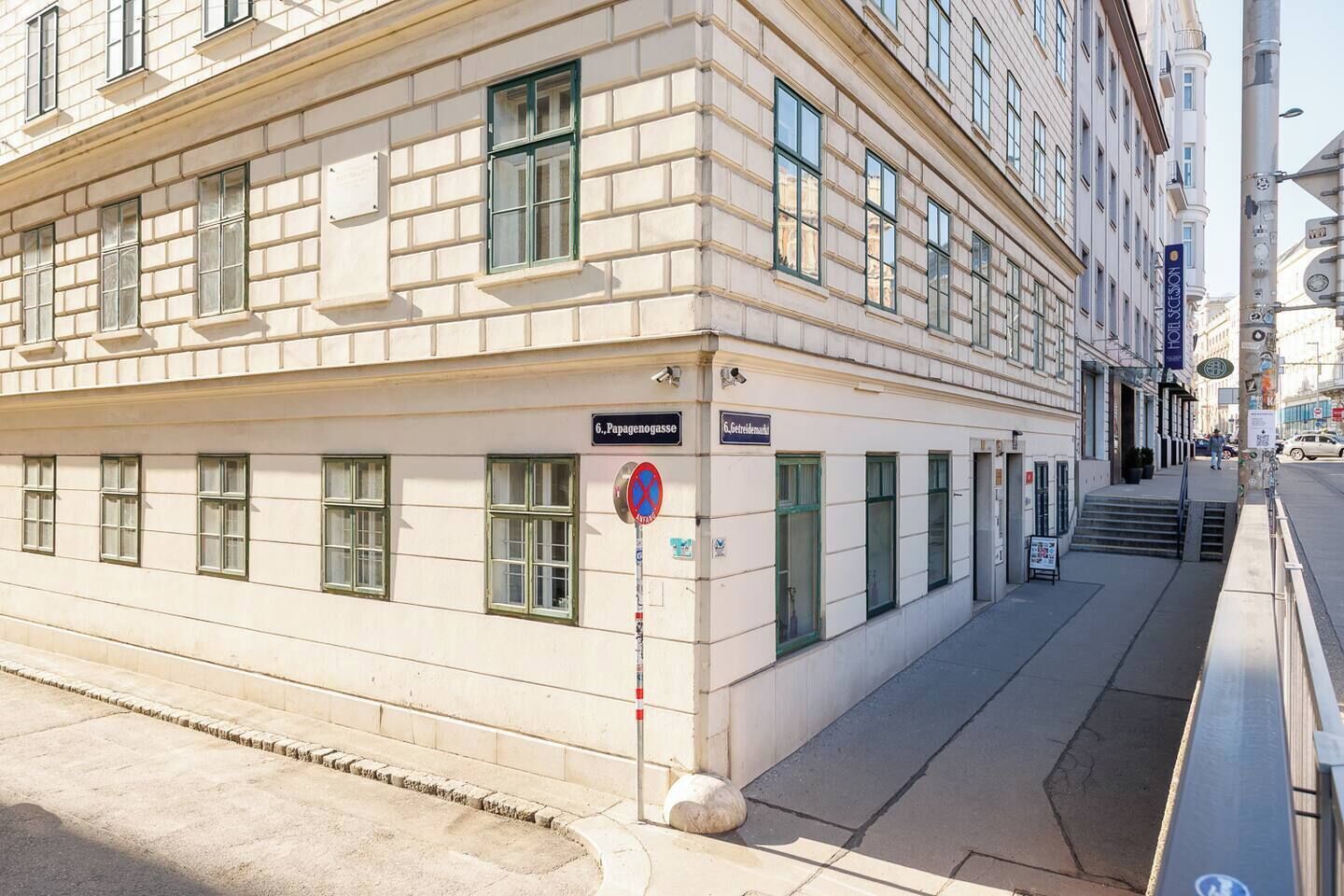 A building with a sign indicating '6. Papagenoasse' and 'G. Getreidemarkt' on the facade.