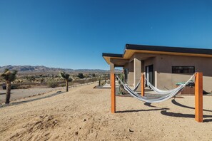 Un bâtiment moderne avec, en arrière-plan, un paysage désertique.