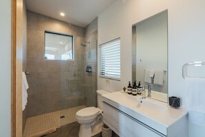Bathroom - Horizon House. Hot Tub, Sauna, Cold Plunge & Desert Views (Yucca Valley)