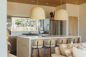 Private kitchen - Horizon House. Hot Tub, Sauna, Cold Plunge & Desert Views (Yucca Valley)
