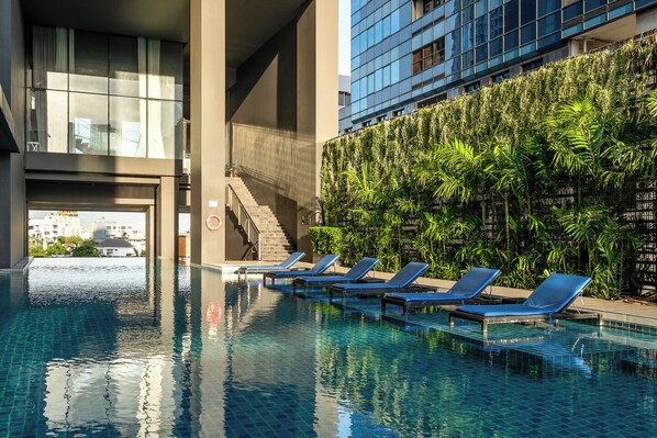 Outdoor pool - Balcony, Full Kitchen · Pool, Gym, Wi-Fi (Watthana)