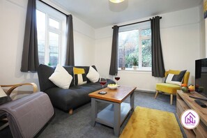 TV - 2 Bedroom house in Bath with Free Parking & WIFI (Bath and North East Somerset)