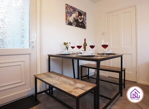 Dining - 2 Bedroom house in Bath with Free Parking & WIFI (Bath and North East Somerset)