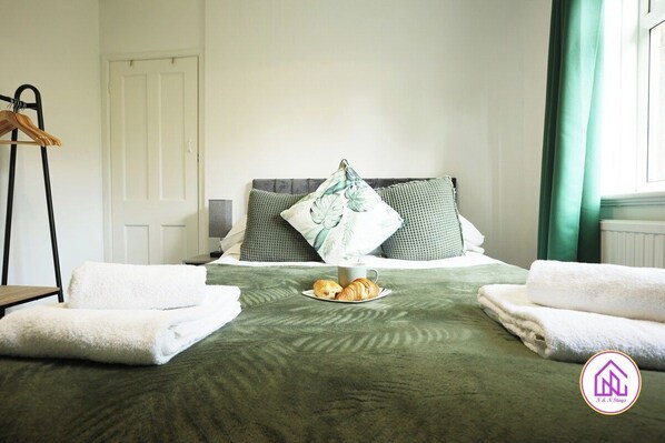 2 bedrooms, Internet - 2 Bedroom house in Bath with Free Parking & WIFI (Bath and North East Somerset)