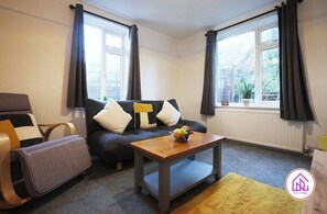 TV - 2 Bedroom house in Bath with Free Parking & WIFI (Bath and North East Somerset)