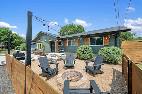 Casa Verde! Mid Century Charmer in Old Town. Walk to SWU and The Square!