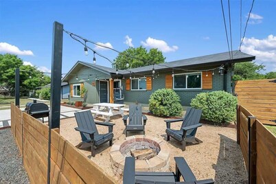 Casa Verde! Mid Century Charmer in Old Town. Walk to SWU and The Square!