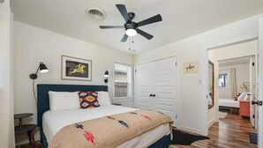 4 Schlafzimmer, Schreibtisch, Bügeleisen/Bügelbrett, Reisekinderbett