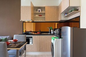 Réfrigérateur, micro-ondes, plaque de cuisson, cafetière/bouilloire