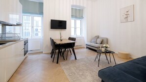 Een modern appartement met keuken, eetgedeelte en woonruimte.