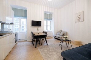 Eine moderne Wohnung mit Küche, Essbereich und Wohnraum.