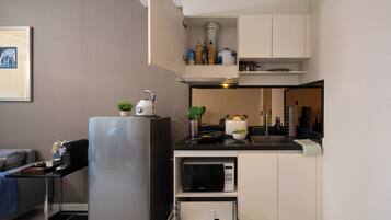 Réfrigérateur, micro-ondes, plaque de cuisson, cafetière/bouilloire