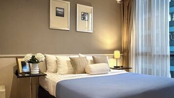 Desk, iron/ironing board, WiFi, bed sheets