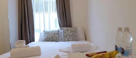 Tabla de planchar con plancha, wifi y ropa de cama
