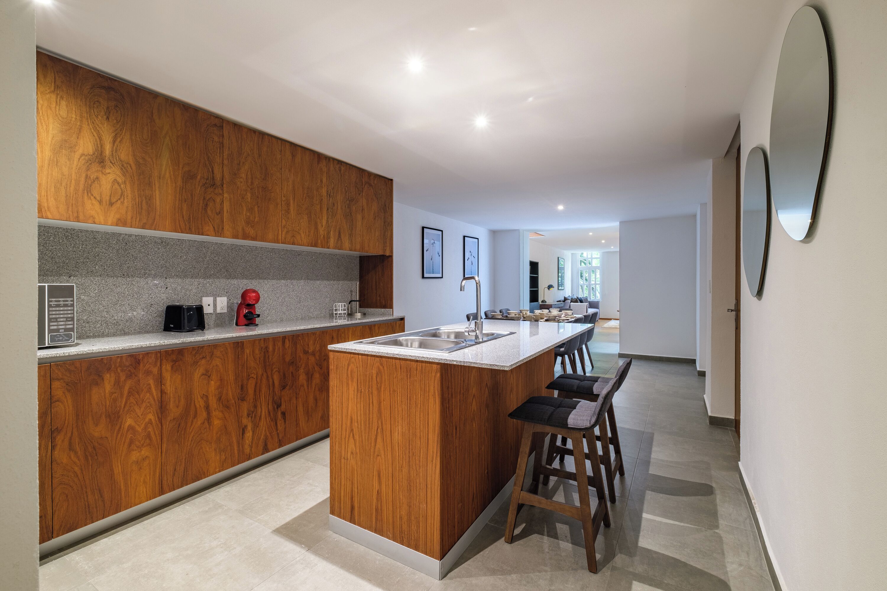 Apartamento básico | Cocina privada | Frigorífico grande, microondas, placa de cocina y utensilios de cocina