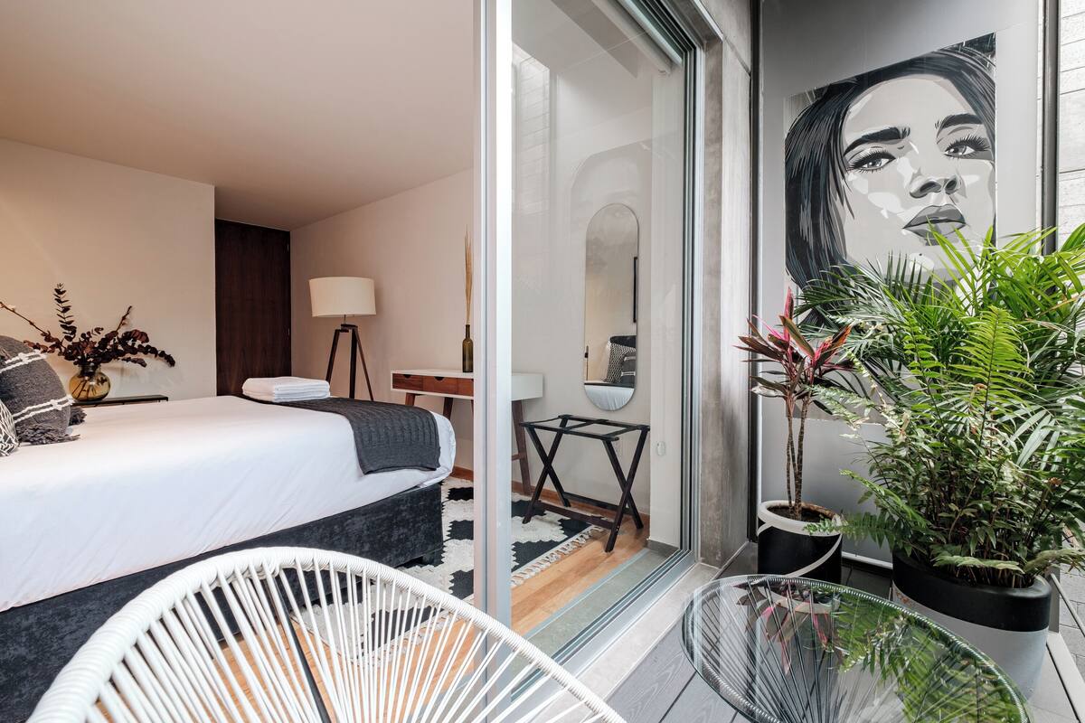 Classic-Apartment, Balkon, Stadtblick | Laptopgeeigneter Arbeitsplatz, Verdunkelungsvorhänge