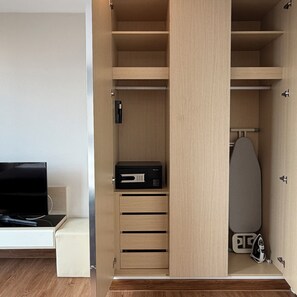 Interior - City View · Pool, Gym, Fast Wi-Fi (Watthana)