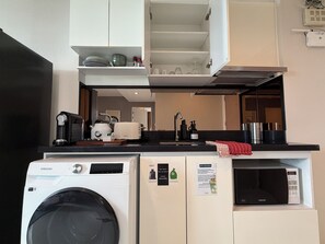 Kühlschrank, Mikrowelle, Herdplatte, Wasserkocher mit Kaffee-/Teezubehör