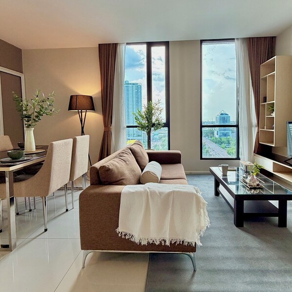 Living area - City View · Pool, Gym, Fast Wi-Fi (Watthana)