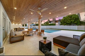 Outdoor dining - La estrella (Miami)