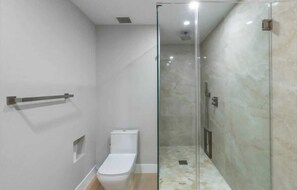 ヘアドライヤー、タオル、石鹸、トイレットペーパー