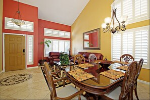 Dining - Spacious 3-bedroom house in quaint Glendale with AC (Glendale)