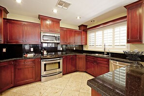 Private kitchen - Spacious 3-bedroom house in quaint Glendale with AC (Glendale)