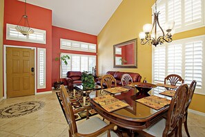 Dining - Spacious 3-bedroom house in quaint Glendale with AC (Glendale)