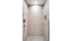 Hair dryer, towels, soap, shampoo - Spacious 4BR Berlin Apartment for 14 Near City Center & Wedding Station (Berlin)