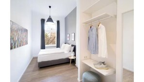 In-room safe, desk, iron/ironing board, free WiFi - Spacious 4BR Berlin Apartment for 14 Near City Center & Wedding Station (Berlin)