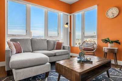 Stylish Haven with Scenic DTLA Views & Parking - Walking to Little Tokyo