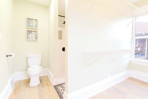 Bathroom - Historic Home Downtown Gary Near BP/80/94 Hospital (Gary)