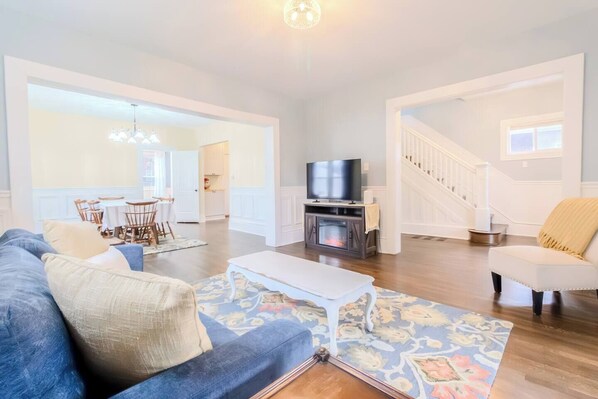Living area - Historic Home Downtown Gary Near BP/80/94 Hospital (Gary)