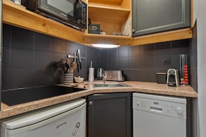 A compact kitchen with a microwave, toaster, sink, and dishwasher. - 40m from ski slopes, Ground floor, fitness, swimming pool, sauna, balcony, tv, ski locker, 35m² (Les Orres)
