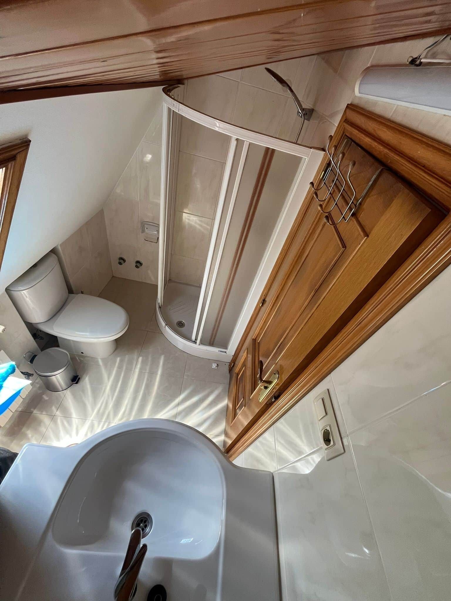 Bidet, toallas, jabón, papel de baño 