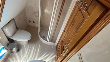 Bidet, toallas, jabón, papel de baño