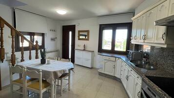 Coffee/tea maker, fridge, microwave, stovetop