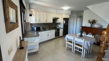 Coffee/tea maker, fridge, microwave, stovetop
