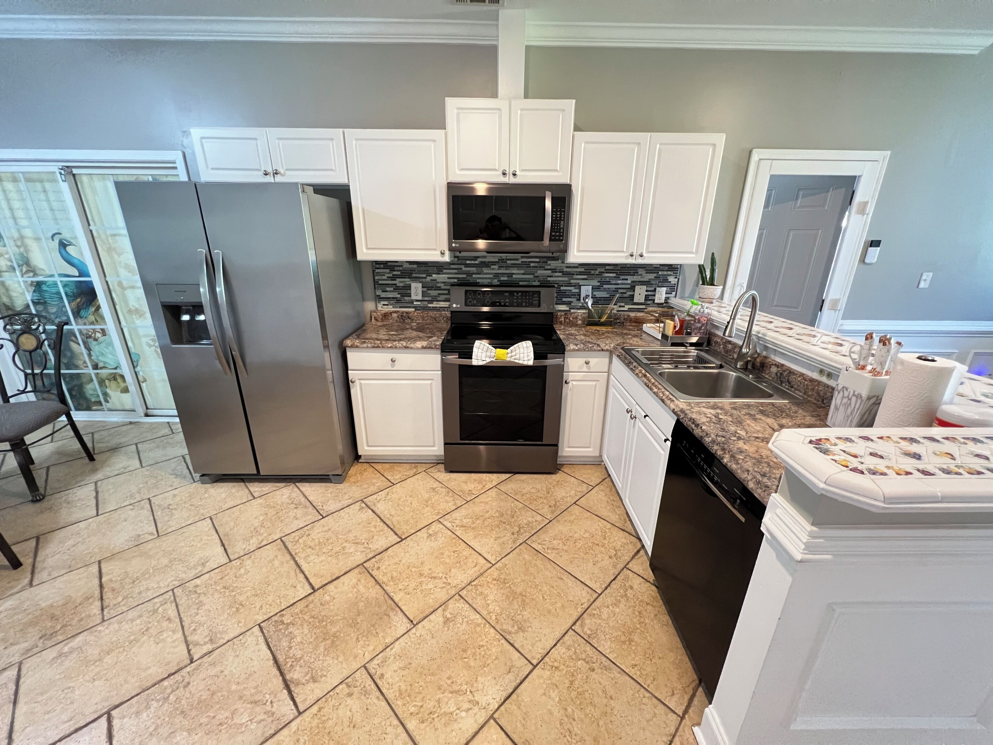 Coffee/tea maker, fridge, microwave, oven