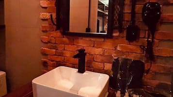 Kamar Double Keluarga | Kamar mandi | Pengering rambut, sandal, handuk, dan sabun