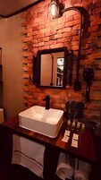 Secador de pelo, pantuflas, toallas, jabón