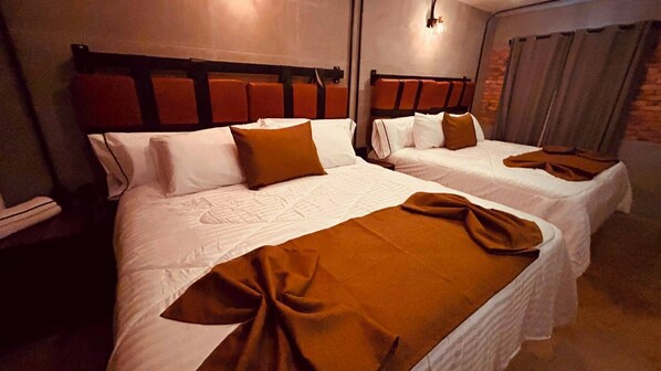 Family Double Room | In-room safe, desk, laptop workspace, blackout drapes - Hotel Van Gogh (Las Pintitas)