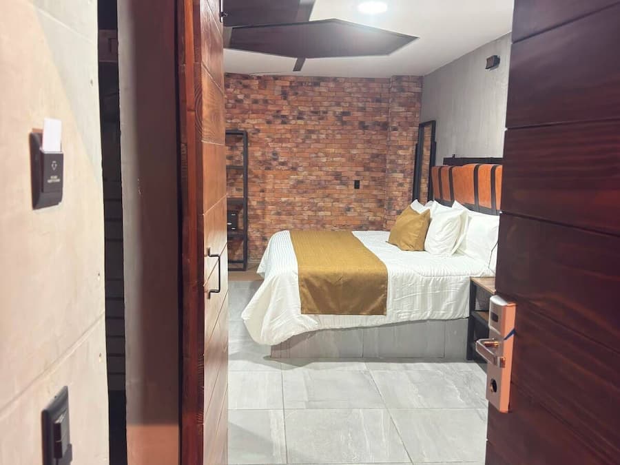 Habitación junior | Caja fuerte, escritorio, espacio para trabajar con un portátil