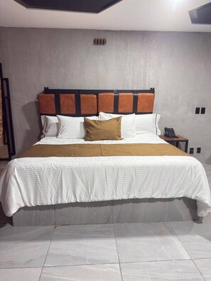 Junior Room | In-room safe, desk, laptop workspace, blackout drapes - Hotel Van Gogh (Las Pintitas)