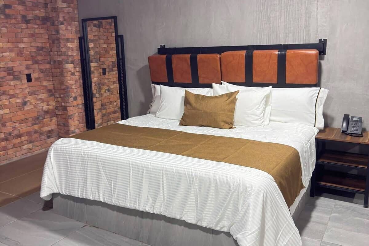 Junior Room | Peti besi dalam bilik, meja, ruang kerja komputer riba 