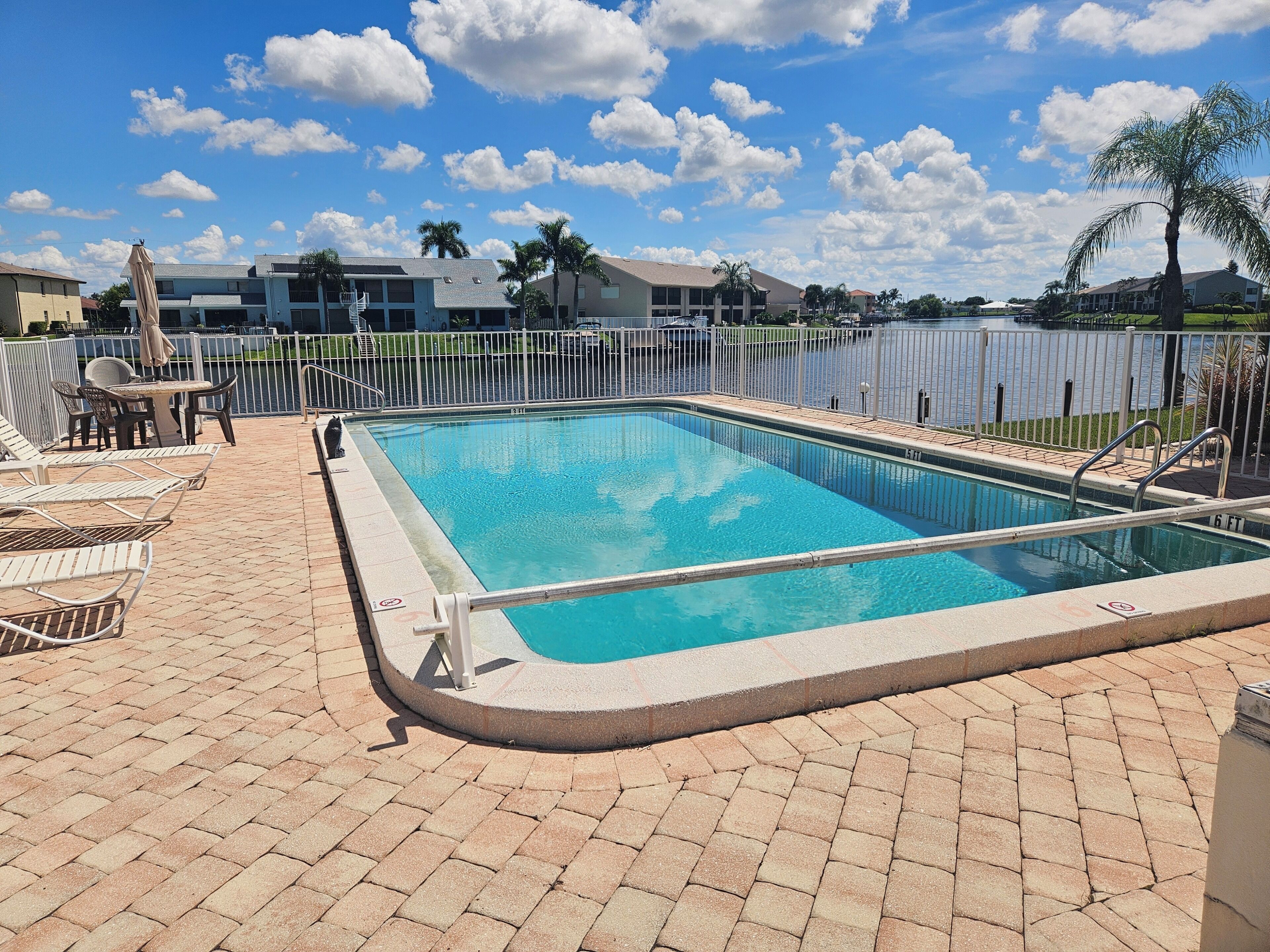 Una piscina al aire libre, una piscina climatizada