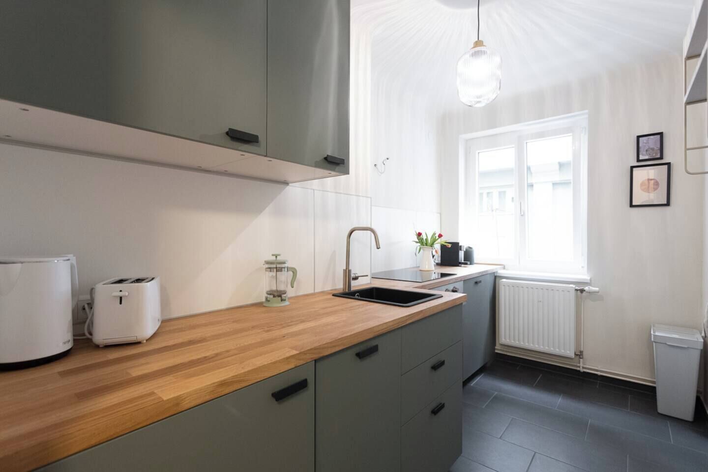 Coffee/tea maker, fridge, microwave, stovetop