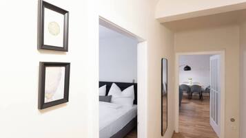 1 Schlafzimmer, Zimmersafe, Schreibtisch, Bügeleisen/Bügelbrett
